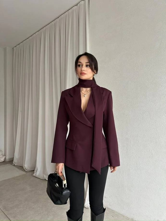 Belden oturtmalı bordo blazer