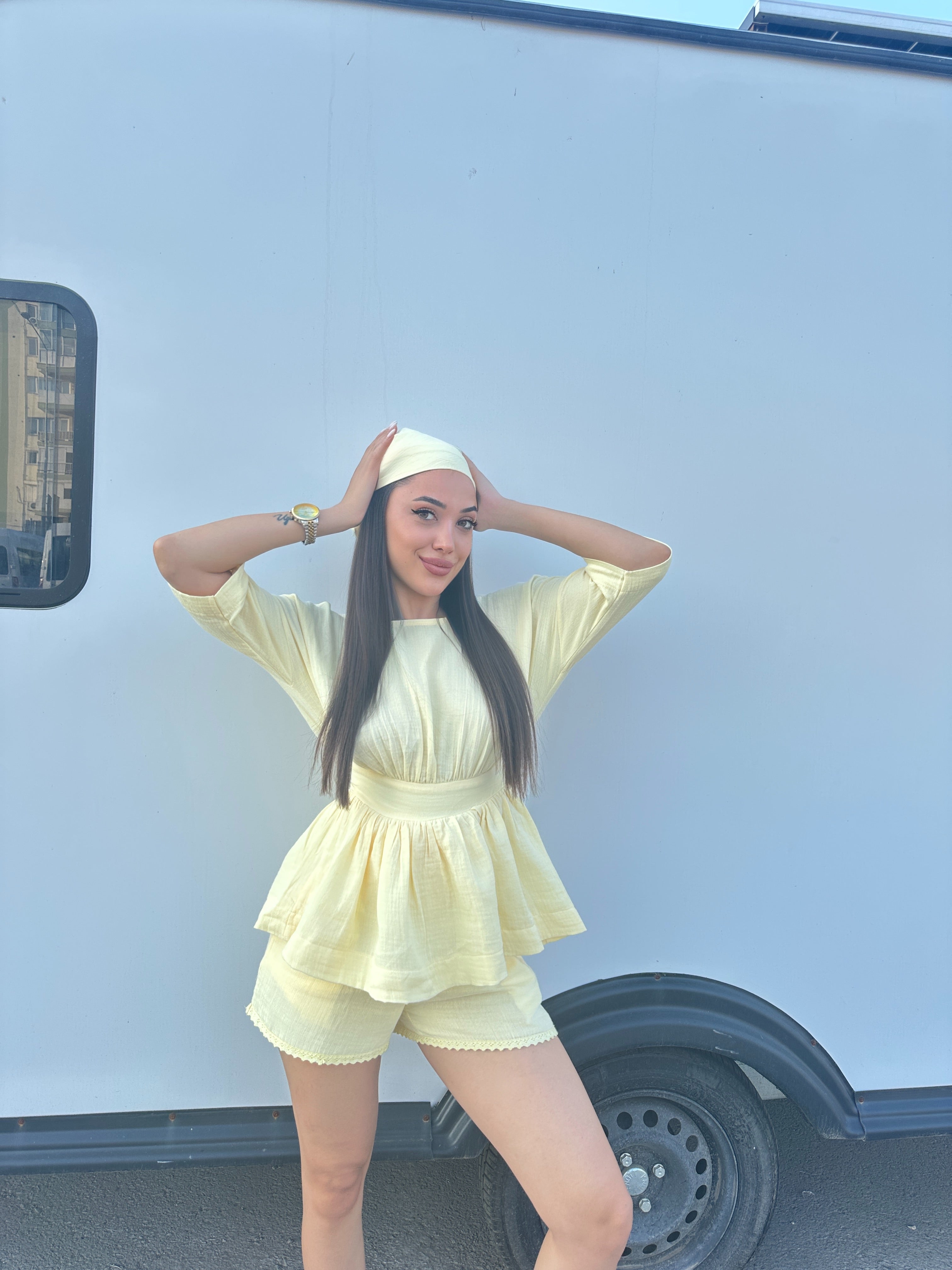 Limon sarısı üçlü takım