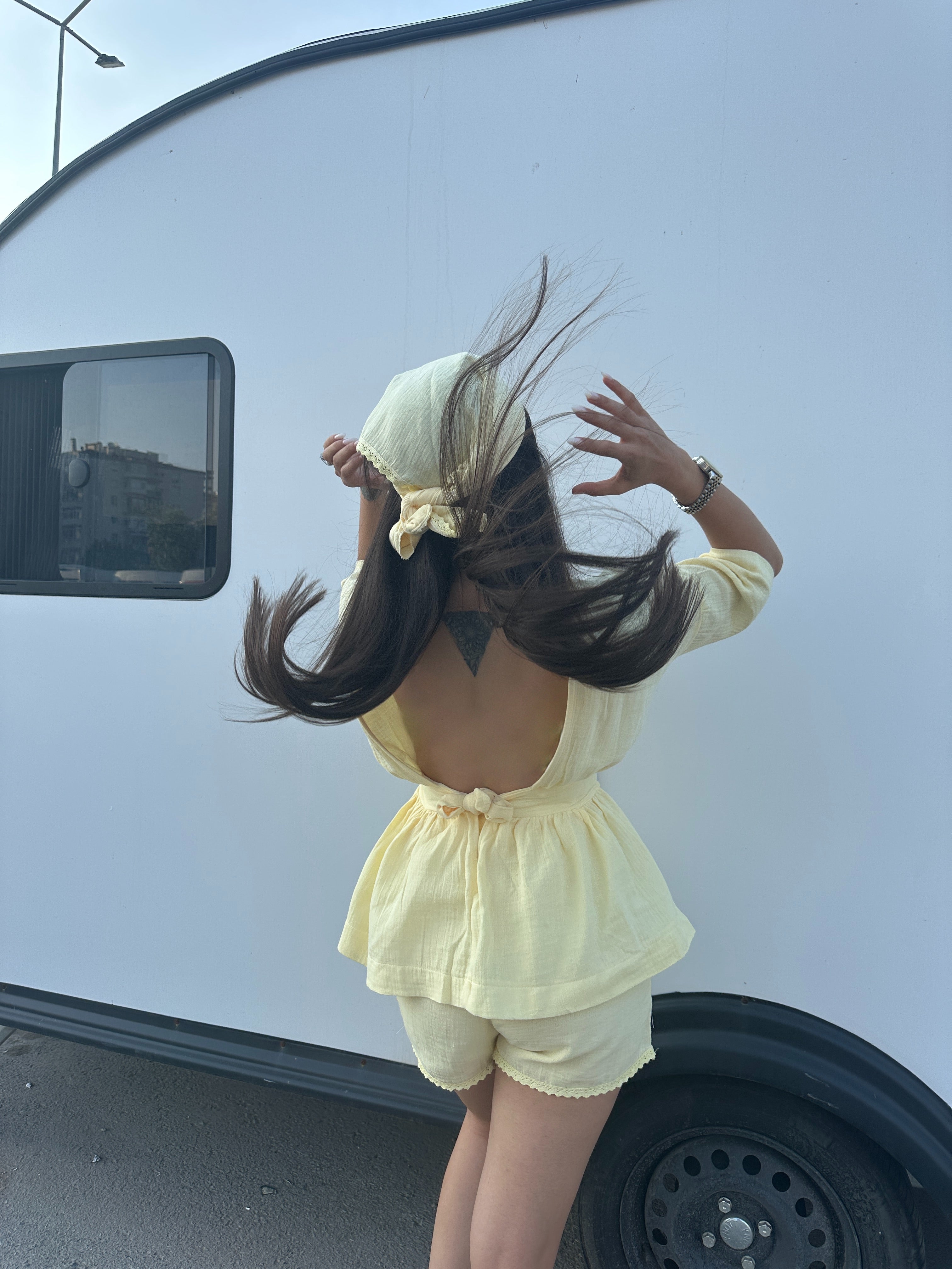 Limon sarısı üçlü takım