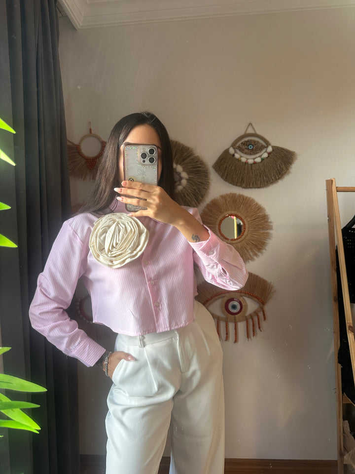 Gül broş pembe gömlek
