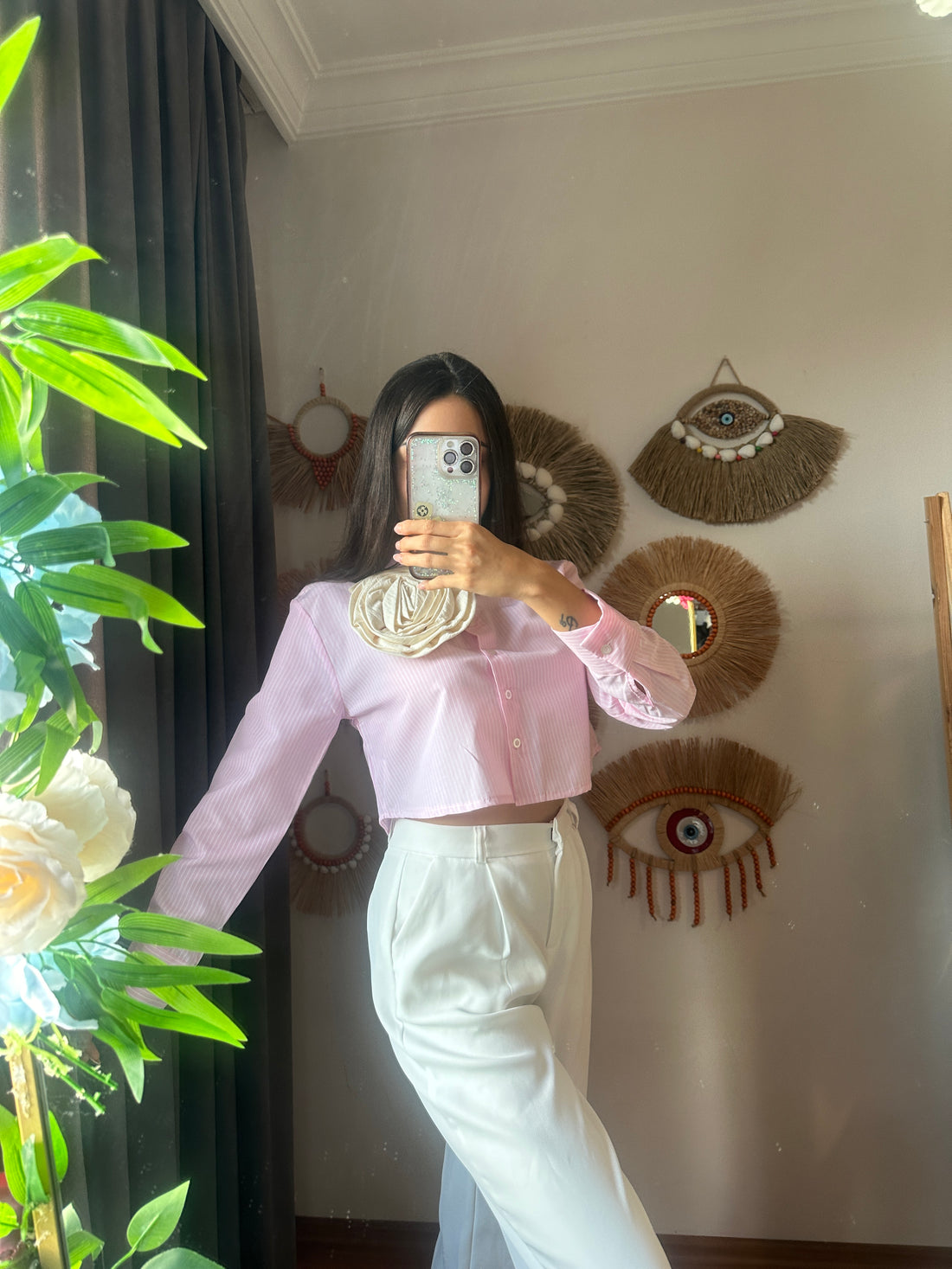 Gül broş pembe gömlek